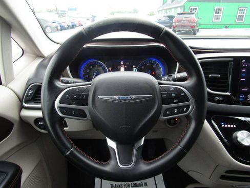 Used 2018 Chrysler Pacifica Touring-L w/ Advanced Safetytec Group FWD image 14