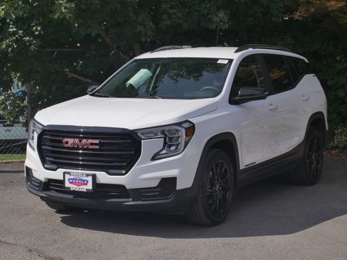 Used 2024 GMC Terrain SLE w/ Driver Convenience Package AWD/4WD image 2