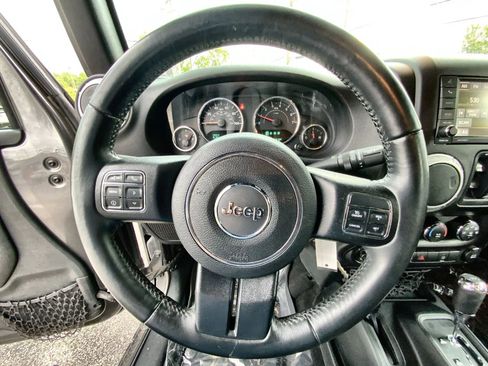 Used 2016 Jeep Wrangler Unlimited Sahara w/ Connectivity Group AWD/4WD image 11