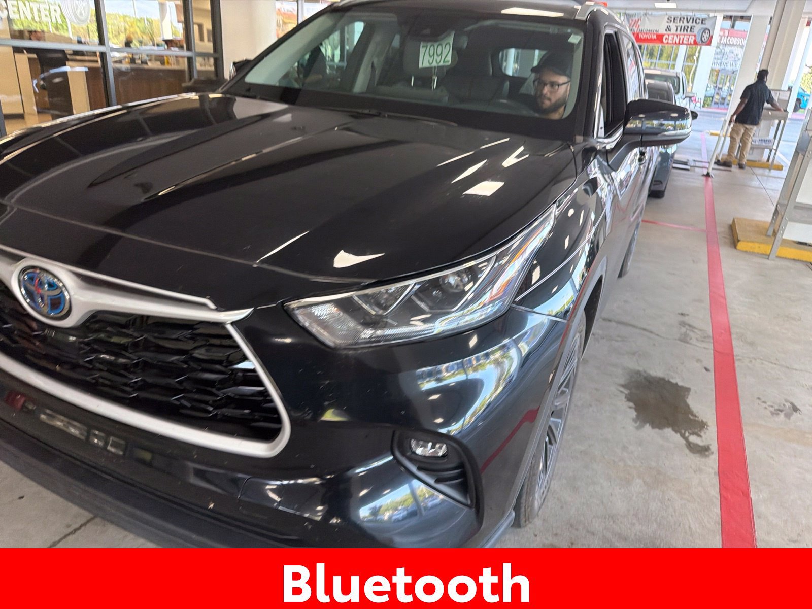 Used 2023 Toyota Highlander Bronze Edition FWD image 9