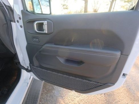 Used 2020 Jeep Wrangler Unlimited Sahara AWD/4WD image 18