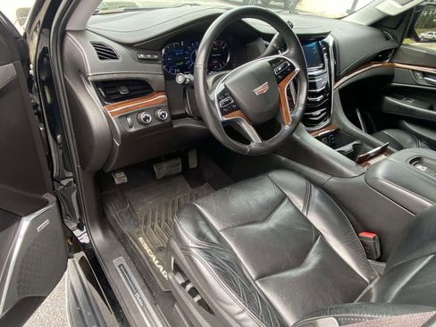 Used 2017 Cadillac Escalade Luxury AWD/4WD image 8