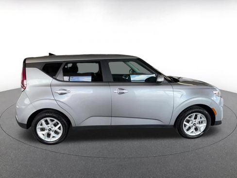 Used 2025 Kia Soul LX w/ LX Technology Package FWD image 16