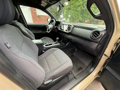 Used 2017 Toyota Tacoma TRD Off-Road AWD/4WD image 11
