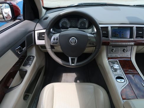 Used 2011 Jaguar XF Premium RWD image 14