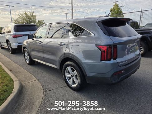 Used 2023 Kia Sorento LX FWD image 3