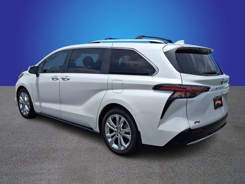 Used 2023 Toyota Sienna Platinum FWD image 7