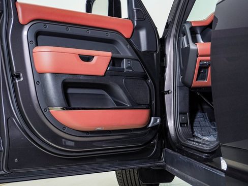 Used 2025 Land Rover Defender 110 image 25