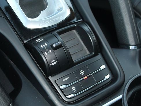 Used 2017 Porsche Cayenne Platinum Edition image 9