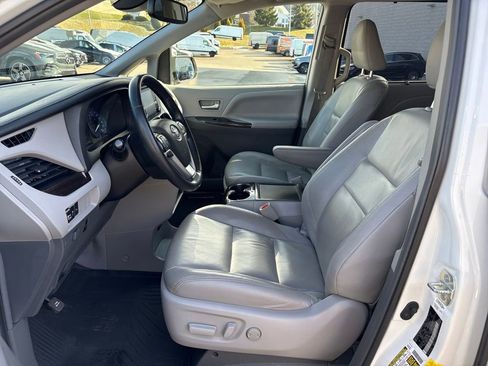 Used 2019 Toyota Sienna XLE image 9