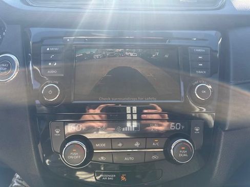 Used 2018 Nissan Rogue SV AWD/4WD image 17
