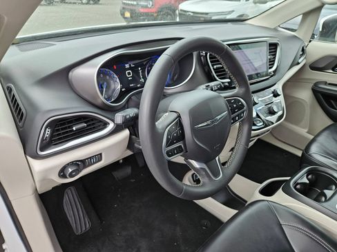 Used 2023 Chrysler Pacifica Touring-L FWD image 19