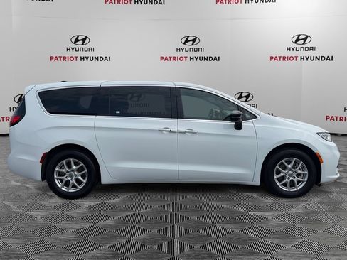 Used 2025 Chrysler Pacifica Select FWD image 2