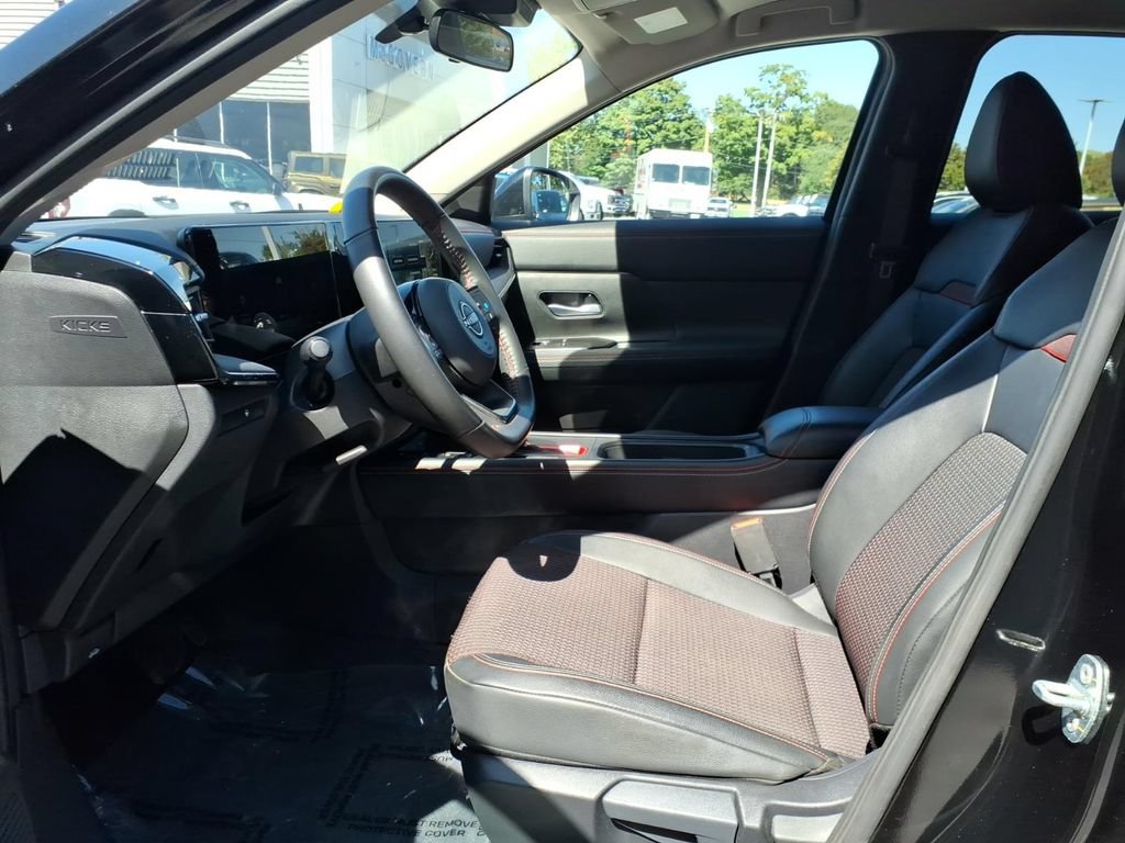 Used 2025 Nissan Kicks SR AWD/4WD image 12