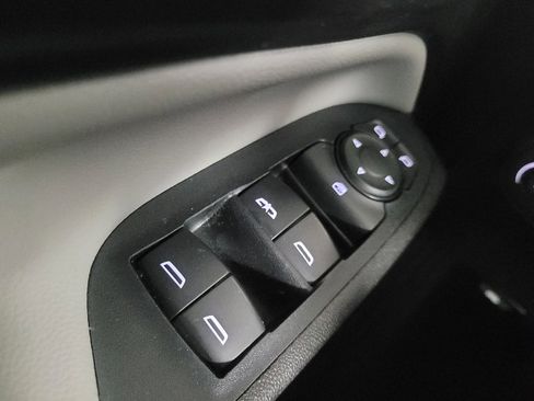 Used 2018 Chevrolet Equinox LS image 27