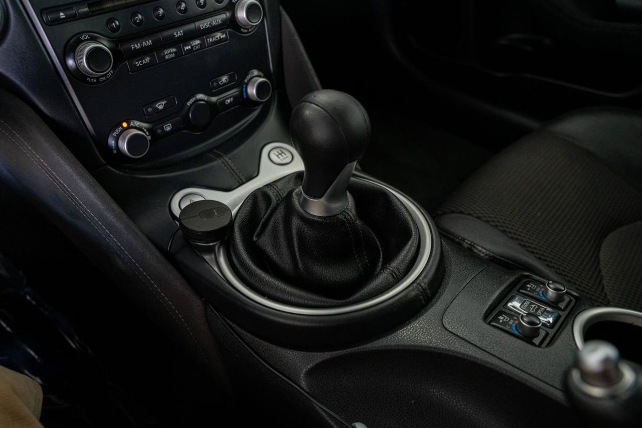 Used 2016 Nissan 370Z Touring Sport RWD image 17