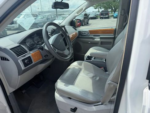 Used 2009 Chrysler Town & Country Limited w/ Entertainment Group #3 FWD image 6