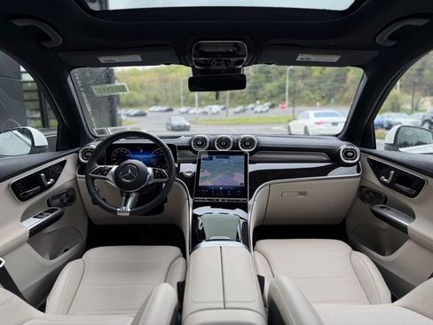 Used 2025 Mercedes-Benz GLC 300 4MATIC image 28