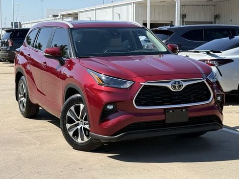 Used 2023 Toyota Highlander XLE image 2
