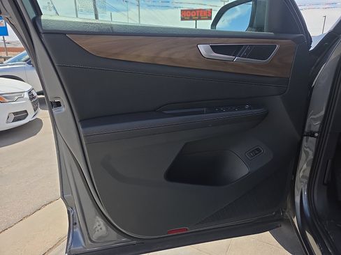 Used 2025 Volkswagen Atlas SE FWD image 8