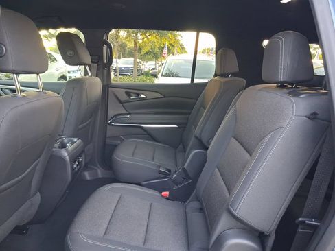 Used 2025 Chevrolet Traverse LT FWD image 8