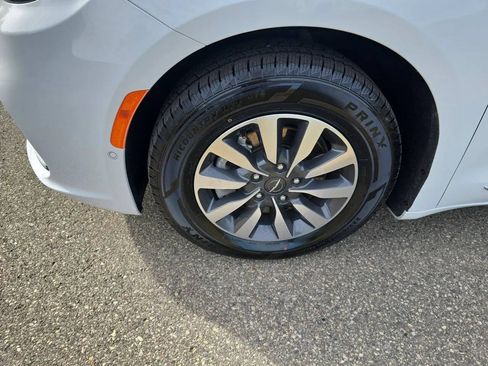 Used 2022 Chrysler Pacifica Limited FWD image 11