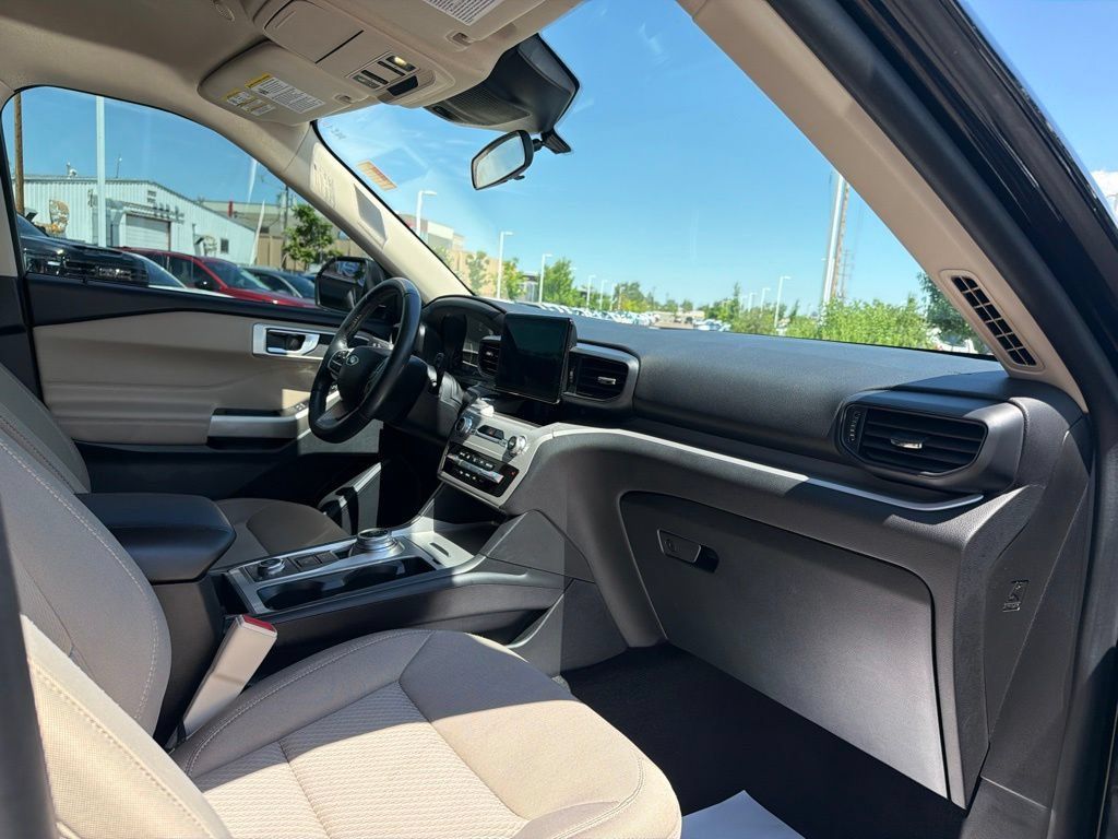 Used 2023 Ford Explorer XLT AWD/4WD image 11
