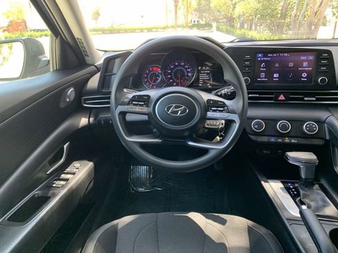 Used 2021 Hyundai Elantra SE image 23