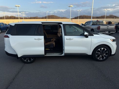 Certified 2024 Kia Carnival EX image 27