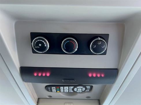 Used 2013 Chrysler Town & Country Touring image 27