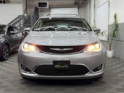 Used 2019 Chrysler Pacifica Touring Plus w/ Advanced Safetytec Group image 2