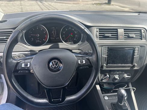 Used 2017 Volkswagen Jetta SE image 14