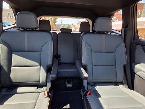 Used 2025 GMC Acadia AT4 w/ Luxury Package AWD/4WD image 12