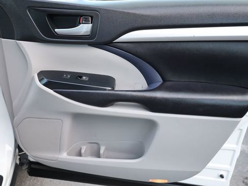 Used 2019 Toyota Highlander XLE image 18