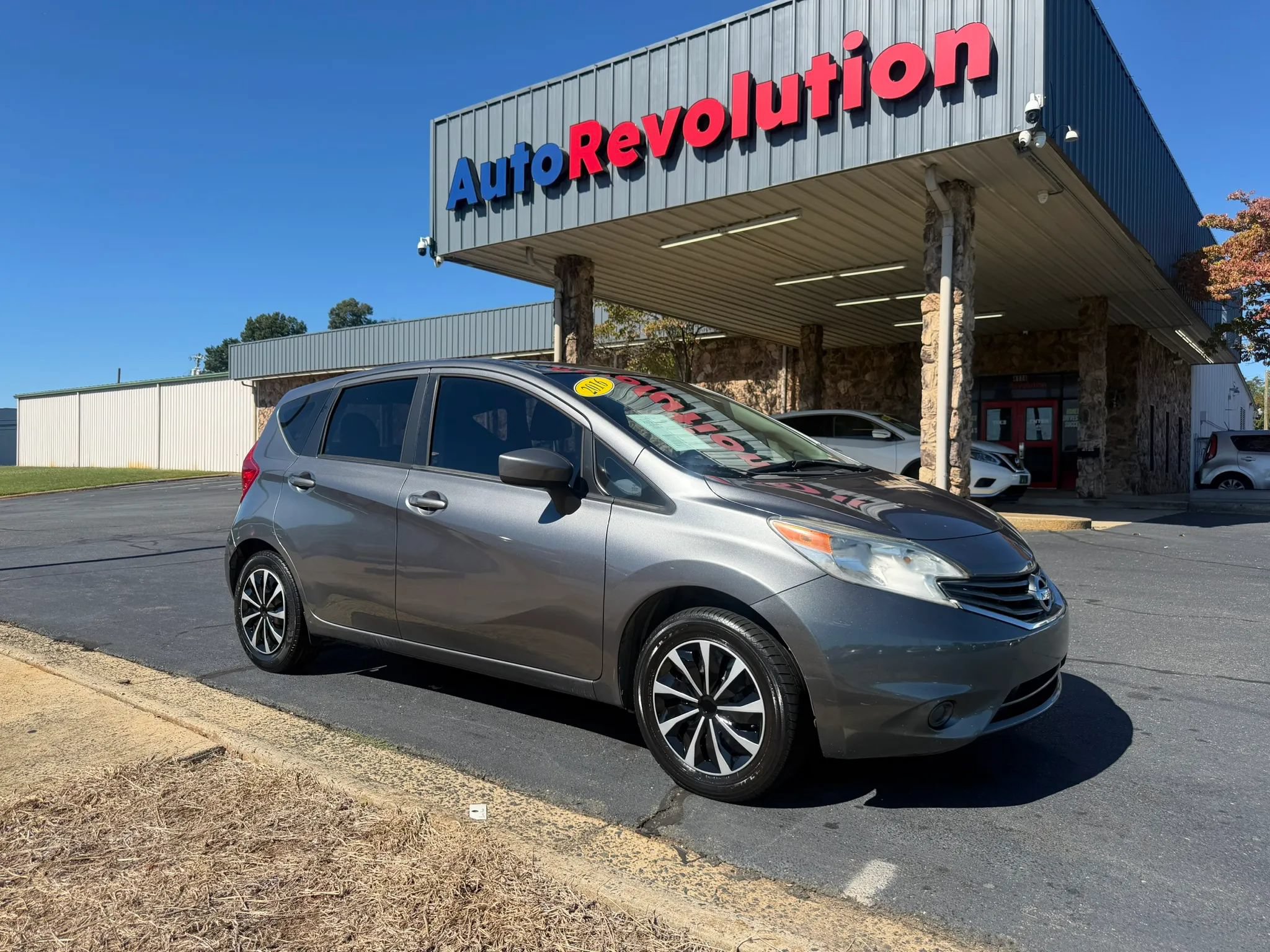 Used 2016 Nissan Versa Note SV FWD image 1