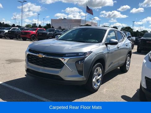 Used 2024 Chevrolet Trax LS w/ LS Convenience Package FWD image 9