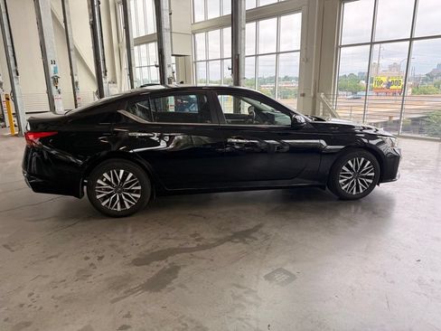 Used 2023 Nissan Altima 2.5 SV w/ SV Premium Package FWD image 2