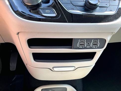 Used 2023 Chrysler Pacifica Touring-L FWD image 32