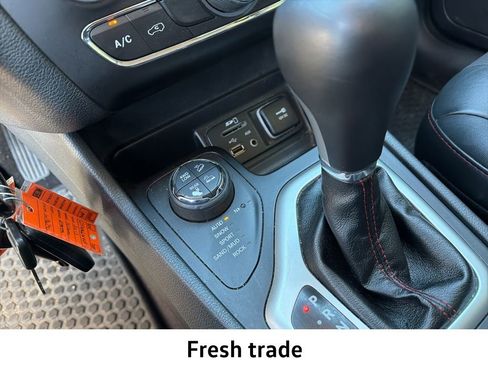 Used 2016 Jeep Cherokee Trailhawk image 14