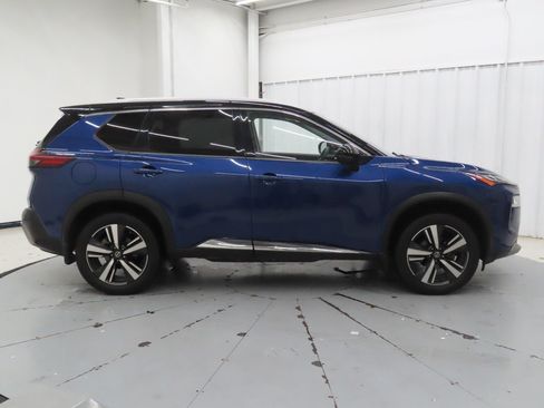 Used 2021 Nissan Rogue Platinum FWD image 2