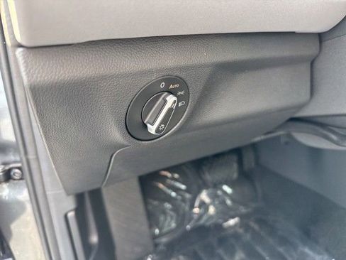 Used 2025 Volkswagen Jetta SE FWD image 34