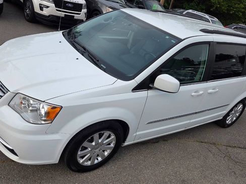Used 2016 Chrysler Town & Country Touring FWD image 5