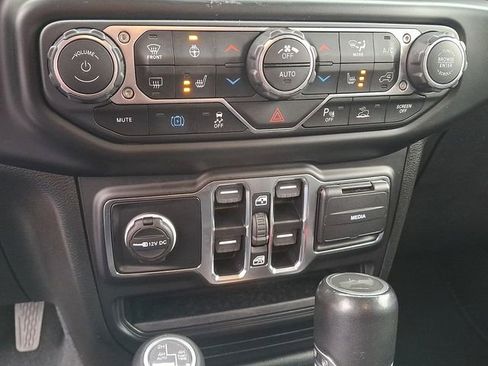 Used 2022 Jeep Wrangler Unlimited Sahara w/ Cold Weather Group AWD/4WD image 15