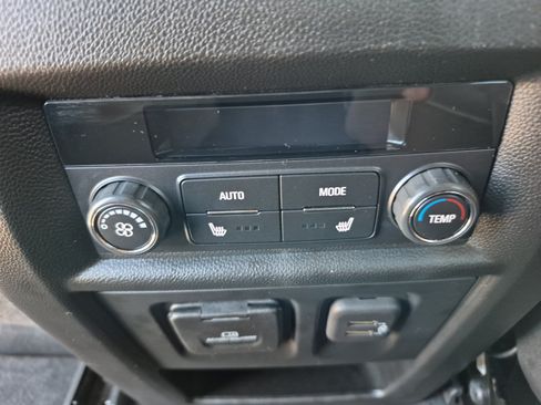 Used 2023 Chevrolet Traverse Premier FWD image 19