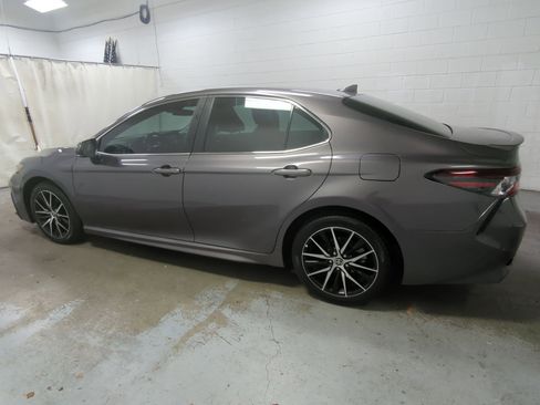 Used 2022 Toyota Camry SE image 9