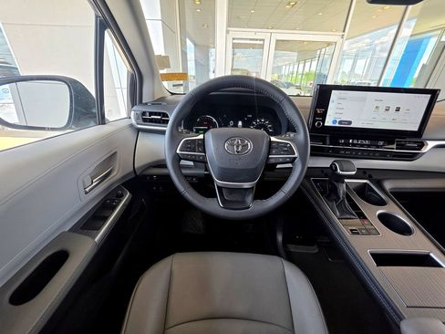 Used 2026 Toyota Sienna XLE FWD image 16
