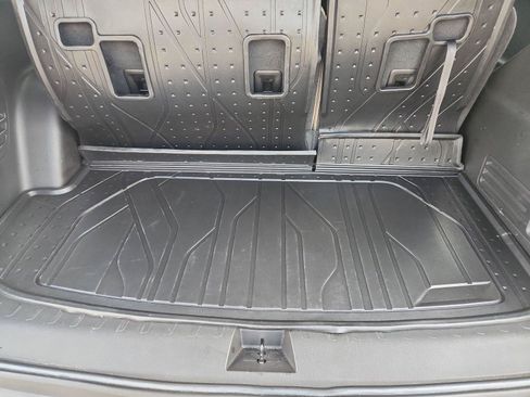 Used 2023 Chevrolet Traverse LT FWD image 24