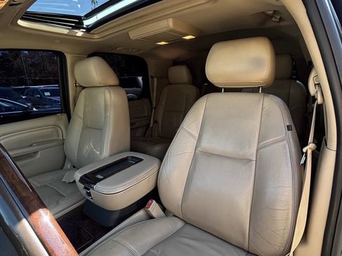 Used 2012 Cadillac Escalade Premium image 24