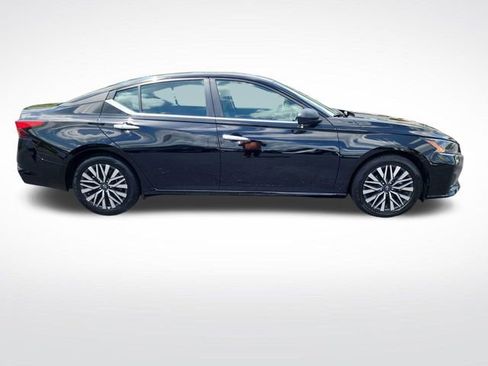 Used 2025 Nissan Altima 2.5 SV image 6