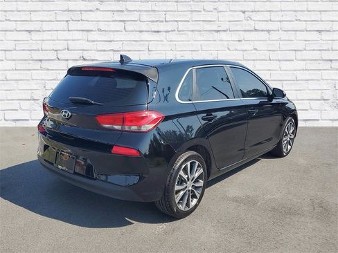 Used 2020 Hyundai Elantra GT image 2
